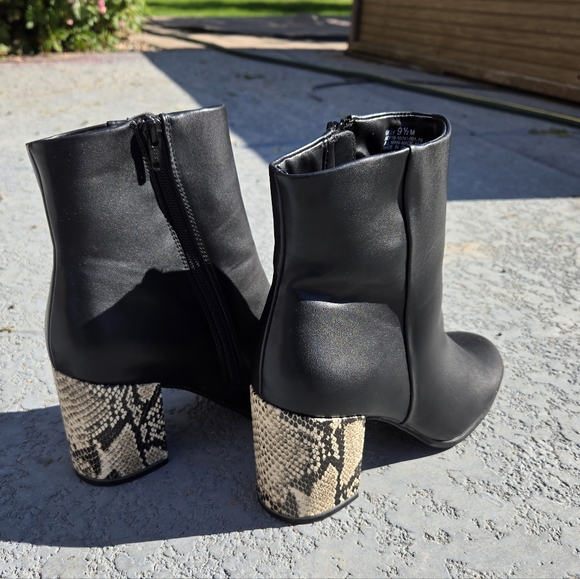 Andrew Geller Sz 9.5 Black Ankle Boots with Snake Print Heel. Vegan - Picture 11 of 12
